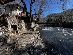 Upper Sac River Private Access - The Rockhouse - Dunsmuir CA